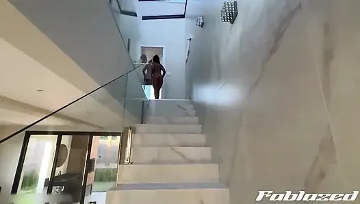 Kocamın en iyi arkadaşı beni büyük yarağıyla ağzına alıyor