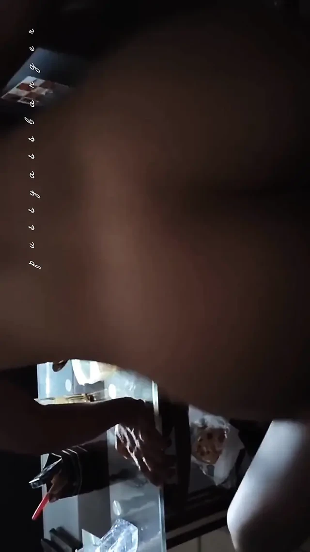 Olgun bebek canavar yarağa twerk yapıyor ve fışkırtıyor