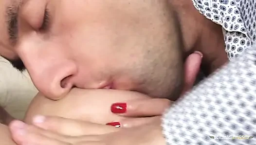 Çekici Asyalı bir kadın orgazm olması için partnerini göğüsleri arasında uyarıyor
