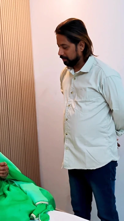 Hintli üçlü üniversite kız arkadaşına üvey babasıyla seks yaptı. Hintli video | Klip 1