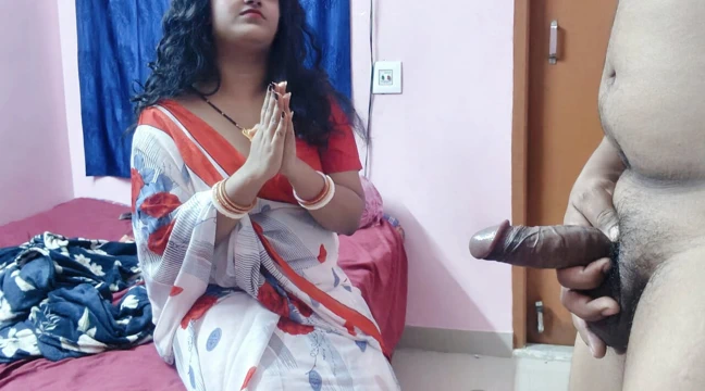 Hintli desi orta yaşlı seksi kadın üvey oğlu tarafından sıkı göt deliğinden sikiliyor