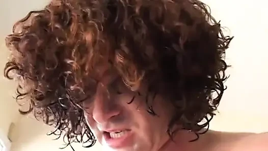 Zinde adam şehvetli esmerin götünü sikiyor ve dölünü içine atıyor