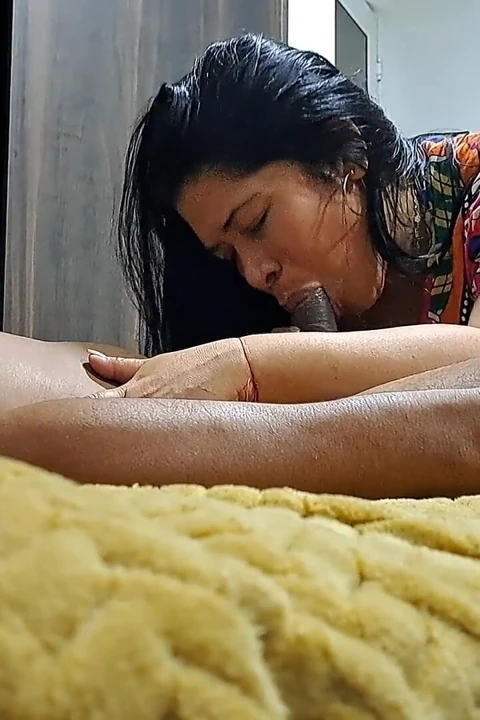 Büyük göğüslü MILF lezzetli oral seks yapıyor