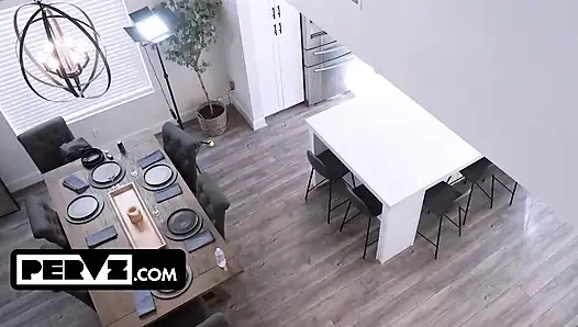 Kamera arkası fluffers penelope kay ve nicole aria yetenek rock'ını sert tutuyor
