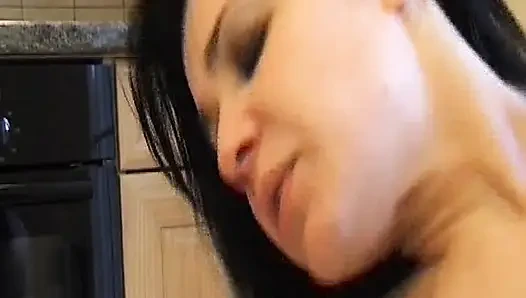 Sevimli Fransız genç kız döl tatmadan önce göt deliğini sertçe siktiriyor