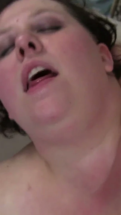 SSBBW Jelibean'in yağlı amını küçük siyah sikle deliyor | Bölüm 3