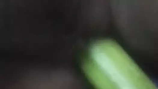 Evli kadın büyük sebze tarafından sikiliyor