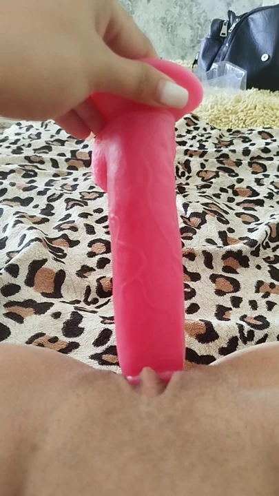 Pembe bir arkadaşla tatlı amcığını sıvazlıyor
