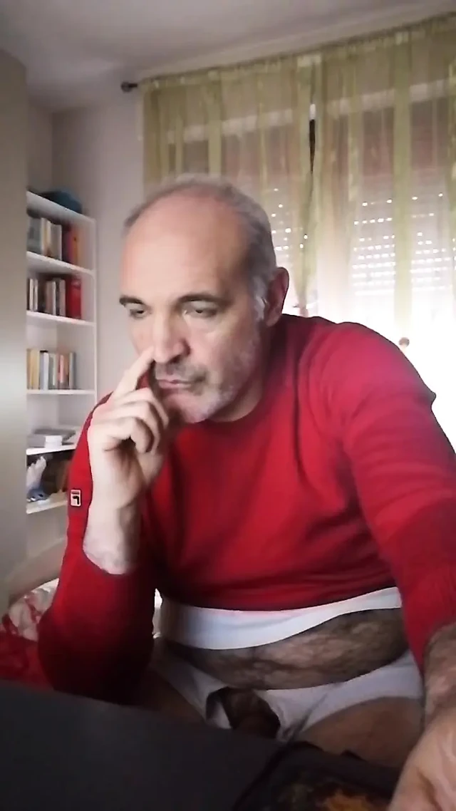 Büyük götümü tokatliyorum