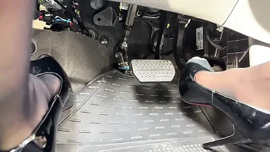 Ukrayna Tanrıçası ile pedal pompalıyor