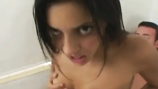 Seksi genç bir esmer için büyük sert bir yarak