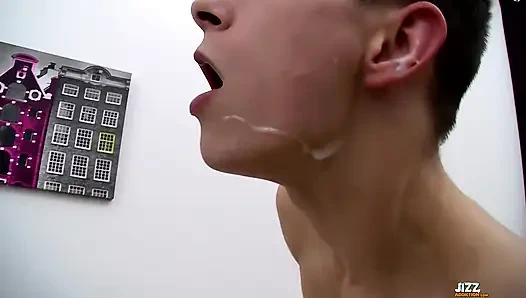 Yarak emiyor döl öpücüğü