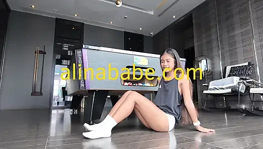 Amatör yaramaz hatun arcade sevimli şortla twerk yapıyor