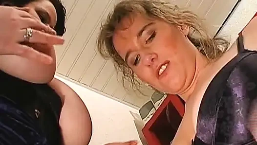 Alman olgun bayanlar ofiste birbirleriyle oynuyor