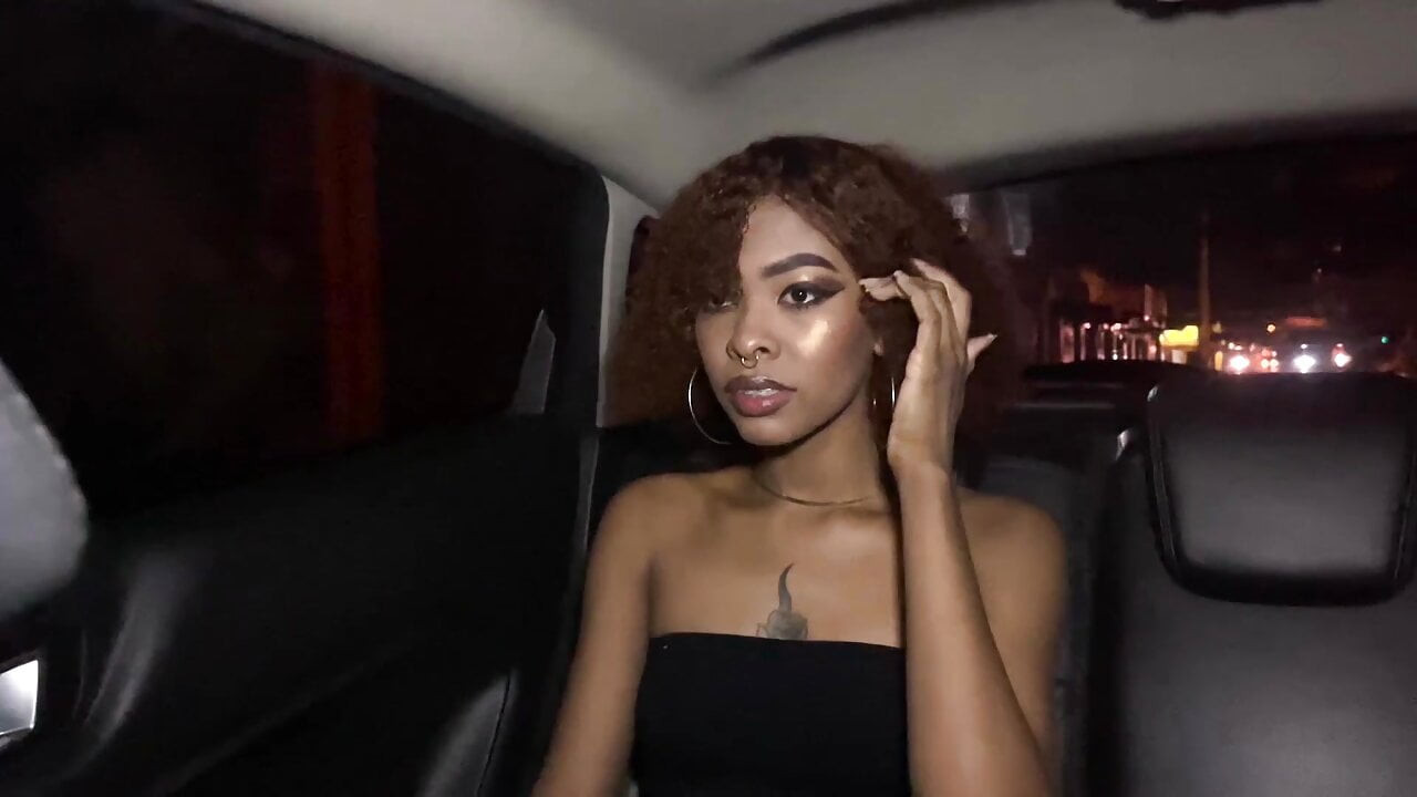 Uber şoförü seksiydi ve ıslak amımı unutmaması için ona güzel bir hediye verdim