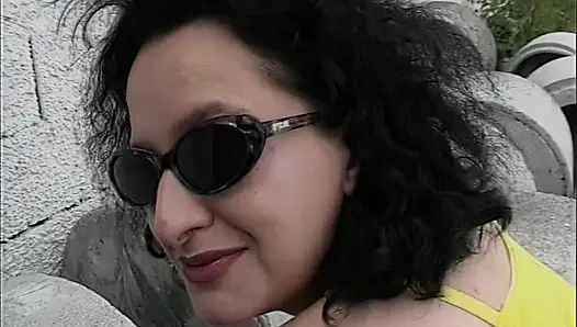 Azgın orta yaşlı seksi kadın park yerinde iki adamla sikişiyor