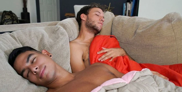 Genç latino kuzen pijama partisi sırasında beyaz kuzen tarafından becerdin