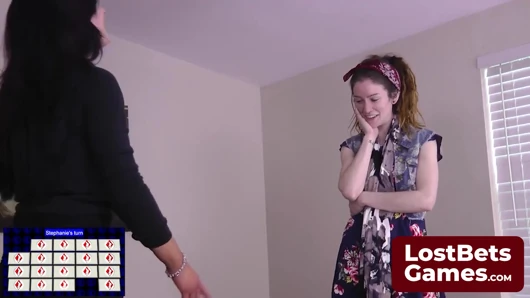 Dreadlocked Stefanie ve eski kamyoncu SarahBeth heyecanlı striptiz hafızası