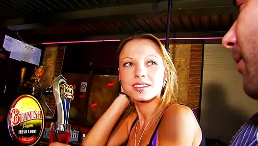 Direk dansı amımı ıslatıyor ve sikişmek istiyorum