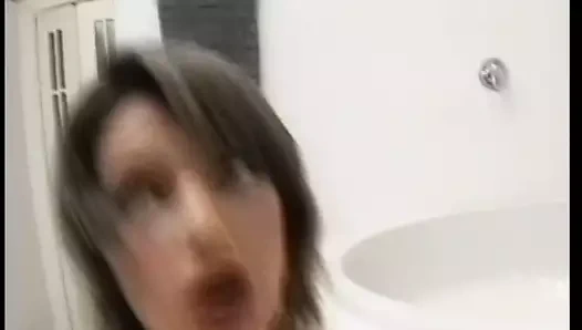 Sarkık göğüslü şehvetli kaltak, oyuncağını banyoda bir horoz ile değiştirir