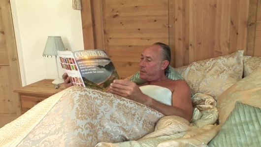 Seksi iç çamaşırlı iri güzel sürtük yatakta çılgınca sikişmeye hazır