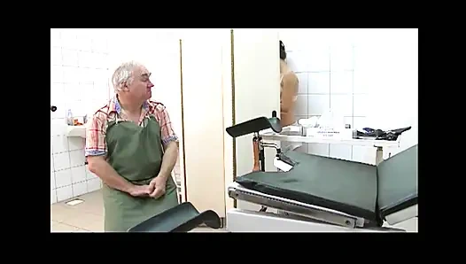 Güzel memeli genç kız kıdemli jinekolog tarafından sikiliyor ve ağzına boşaltıyor