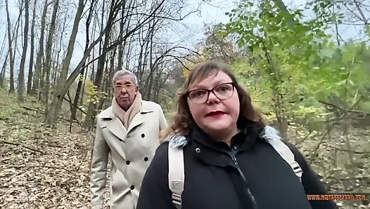 Dominatrix sahibe April - Forrest dayak yiyor