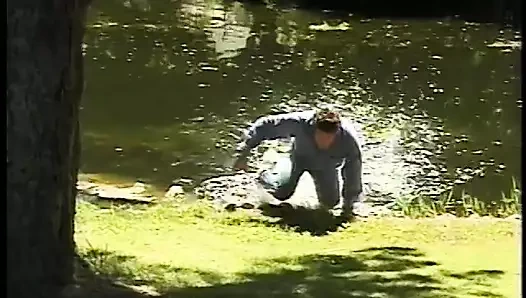 Sürtükler kanepede sikilmeden önce sırayla amlarını yalatıyor