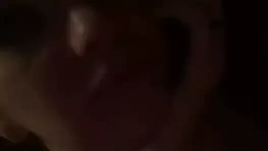 Kızıl fahişe verir oral seks