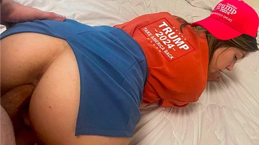 Cumhuriyetçi kız zafere sevindi ve sevinçle arkadaşının yarağına atladı