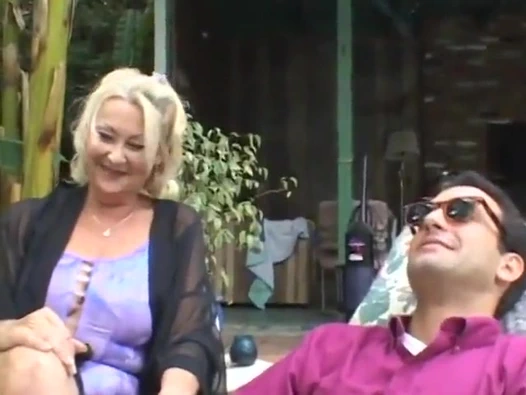 Sarışın nine arka bahçede sikiliyor