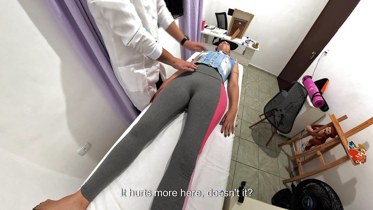 Ortopedi doktoru hastanın kıyafetlerini çıkarıyor ve yüzüne boşalıyor.