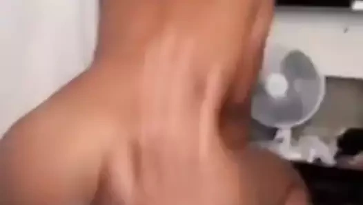 Ateşli kızın götünü sikiyor