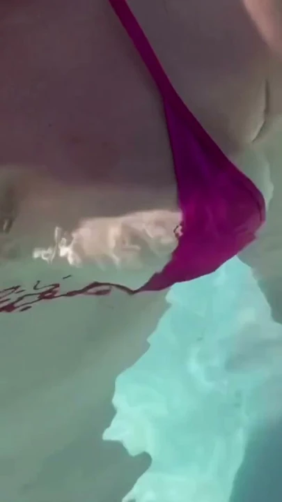 Artemisia Love havuzda seksi bir bikiniyle sulu ve mükemmel göğüslerini gösteriyor | Bölüm 1