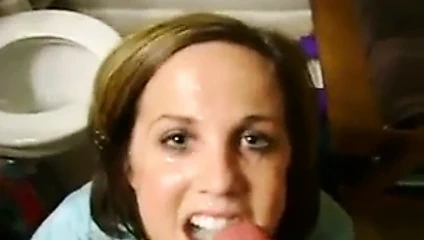 Güzel kız bir bardak taze cum içiyor