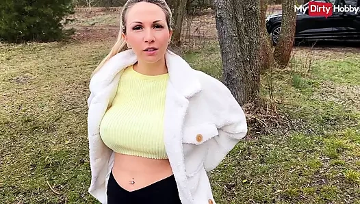 Büyük memeli Alman ile halka açık anal sikiş - mydirtyhobby