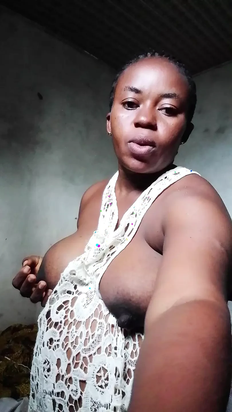 Olgun kadın amına tatlı masaj yapıyorBu Afrikalı zenci kadının göğüslerine kesinlikle karşı koyamıyorsun