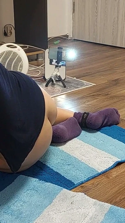 Seksi orta yaşlı seksi kadın, kıllı amcık, büyük göt, boş evde elektrikli süpürge. Büyük kıllı memeli latin. Seksi esmer | Klip 1