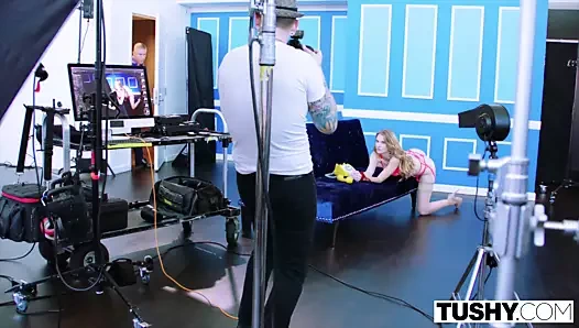 Tushy tek düşünebildiği, kıçında bir horoz olmasıydı