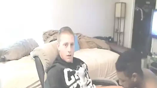 Genç yerel heteroseksüel adam bir adamdan ikinci oral seks alır.