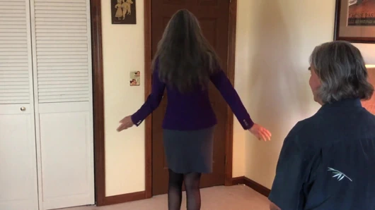 Olgun itaatkar orta yaşlı seksi kadın köle tasması alıyor ve yarağa tapıyor