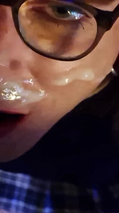 Emmek, sikişmek ve yutmak için büyük bir yüze boşalma. | Klip 2