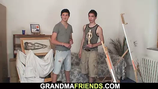 Genç erkekler her iki taraftan da çıplak yaşlı bayanı sikiyor