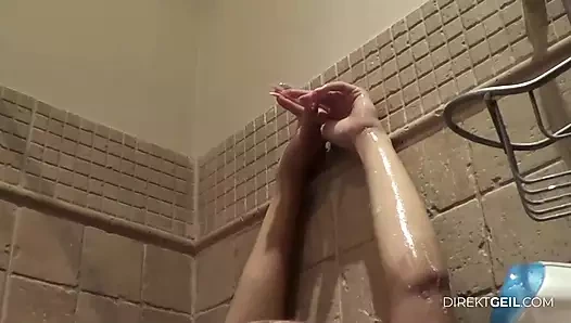 Duşta lezbiyen eylemi - 2'sini görmüş olmalısın