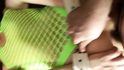 Evli kadın fahişe gibi giyindi ve sert domaltarak sikişmesini istedi. Bu harika fikir beni son derece hızlı bir şekilde boşalttı.