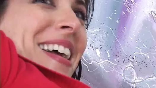 Esmer milf ile bir büyük göt gets delinmiş üzerinde the kanepe tarafından bir züppe