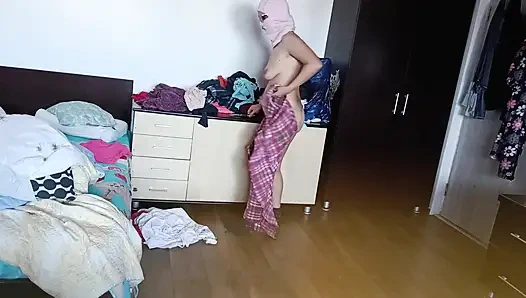 Amateurvrouw Heeft Plezier Bij Het Passen En Snijden Ervan.