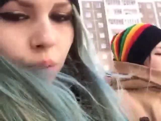 İki kız şehirde dolaşıyor ve çekiciliklerini gösteriyorlar.