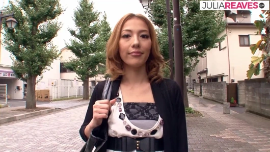 Tatlı ve seksi Asyalı hatun aynı anda iki yarağı nasıl tatmin edeceklerini biliyor