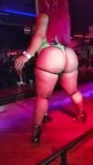 Pembe kulüpte kıçını sallıyor